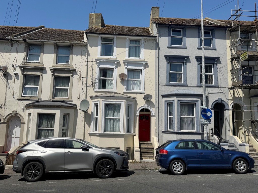 Lot: 112 - FREEHOLD TWO-BEDROOM MAISONETTE AND GROUND RENT - Front of property